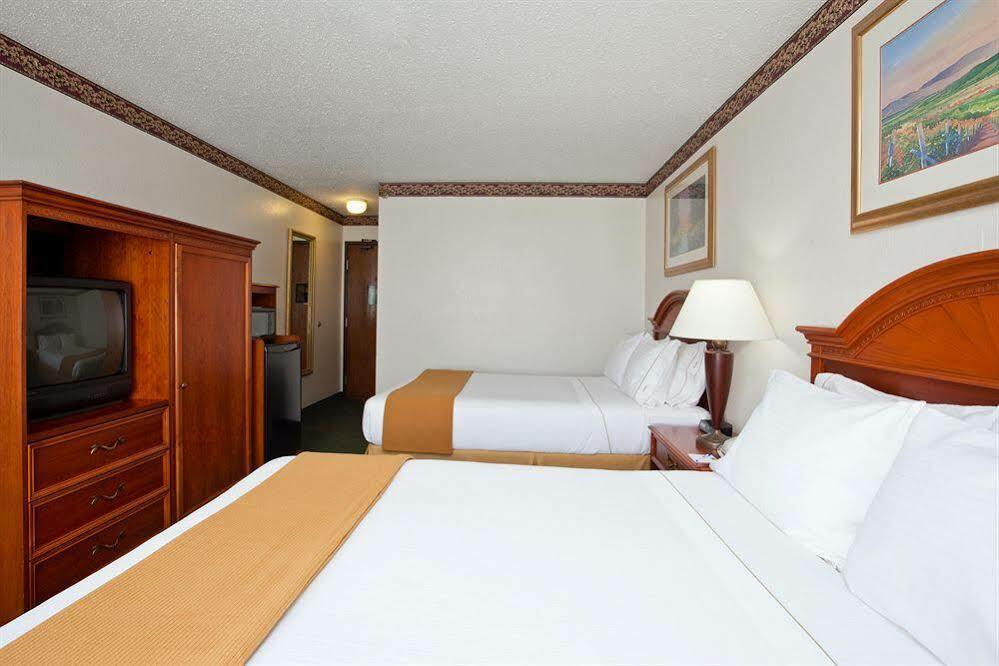 Holiday Inn Express & Suites Johnstown By Ihg Экстерьер фото